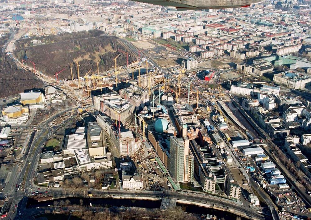 Berlin-Tiergarten from the bird's eye view: Büro- und Geschäftshausbau am Potsdamer Platz in Berlin-Tiergarten