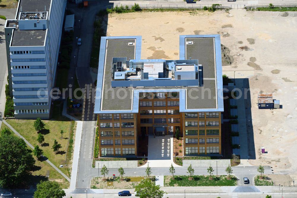 Berlin from the bird's eye view: Office and commercial building on Beilsteiner Strasse in the district Marzahn in Berlin, Germany