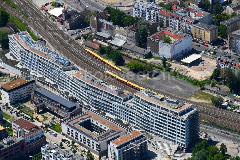 Berlin from the bird's eye view: New office and commercial building B:HUB on Kynaststrasse - Alt-Stralau in Berlin, Germany