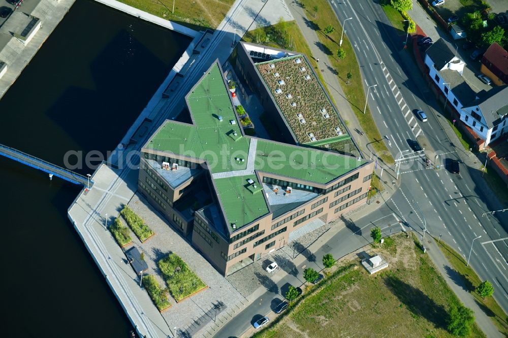 Aerial photograph Rostock - Construction site to build a new office and commercial building of Centogene AG Am Strande on Holzhalbinsel in Rostock in the state Mecklenburg - Western Pomerania, Germany