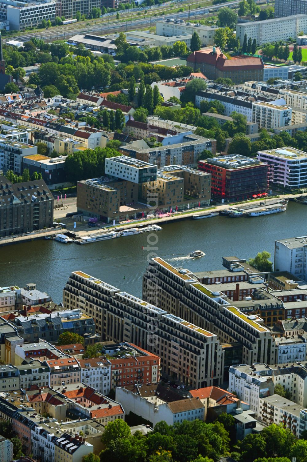 Aerial photograph Berlin - Office and commercial building CUVRY CAMPUS on Cuvrystrasse - Schlesische Strasse in the district Kreuzberg in Berlin, Germany