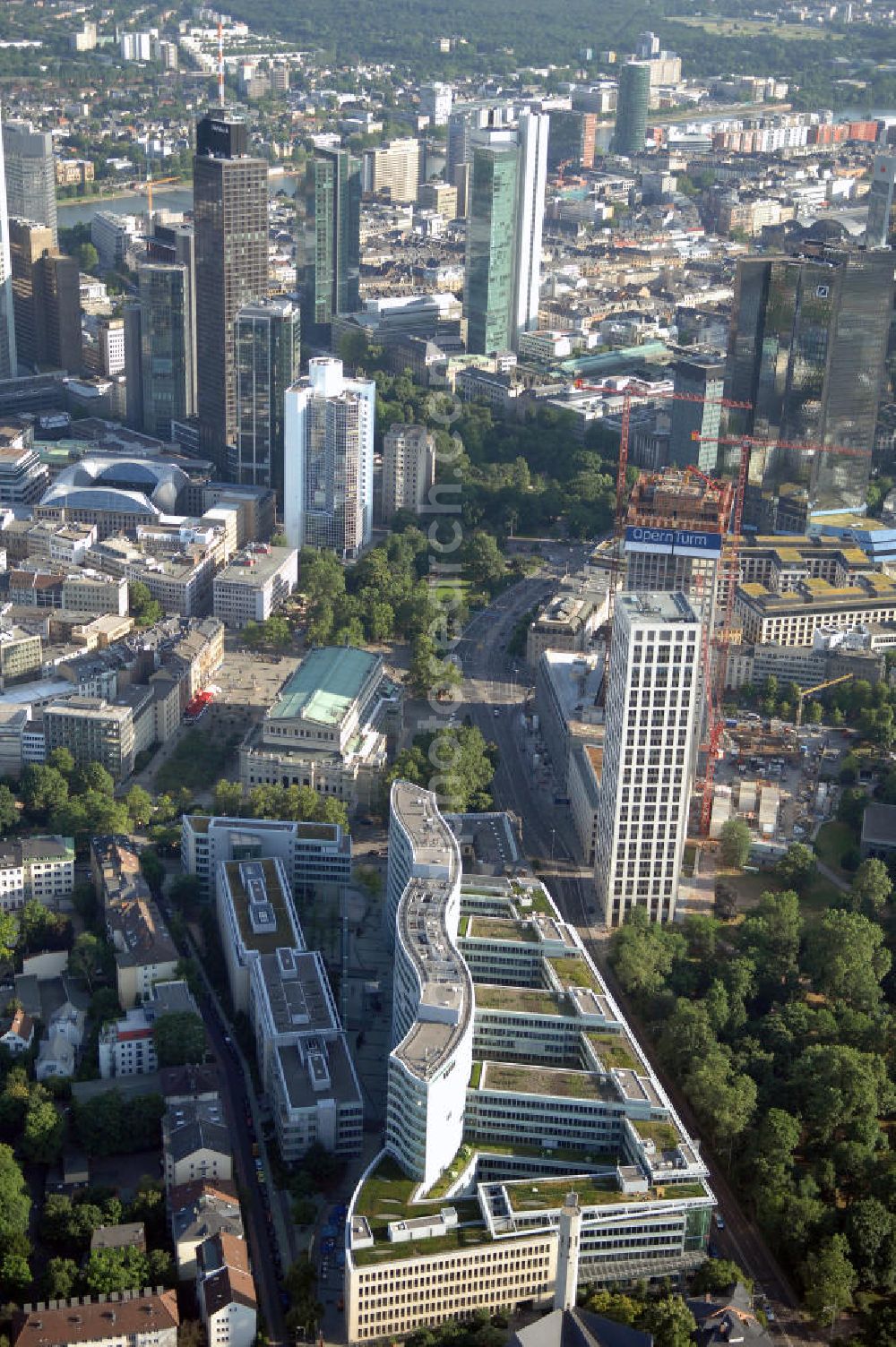 Frankfurt am Main from the bird's eye view: Büro- und Geschäftshauskomplex Frankfurter Welle am Bankenviertel. Das Cityquartier Frankfurter Welle wurde im Mai 2007 von der Union Investment Real Estate AG (ehemals DIFA) an Morgan Stanley Real Estate Fund (MSREF) und an die IVG Immobilien AG verkauft. Kontakt MSREF: Morgan Stanley Bank AG, Junghofstraße 13-15, 60311 Frankfurt am Main, Tel. +49(0)69 216644-00, Fax +49(0)69 216644-99, E-Mail: info@MorganStanleyIQ.de; Kontakt IVG: IVG Immobilien AG, Zan derstraße 5-7, 53177 Bonn, Tel. +49(0)228 844-0, Fax +49(0)228 844-107, E-Mail: info@ivg.de; Kontakt Vermietung: CORPUS SIREO Asset Management GmbH, Jahnstraße 46, 63150 Heusenstamm, Tel. +49(0)6104 664-0, Fax +49(0)6104 664-599, E-Mail: frankfurterwelle@corpussireo.com