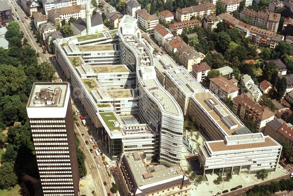 Aerial image Frankfurt am Main - Büro- und Geschäftshauskomplex Frankfurter Welle der DIFA am Bankenviertel in Frankfurt / Main.