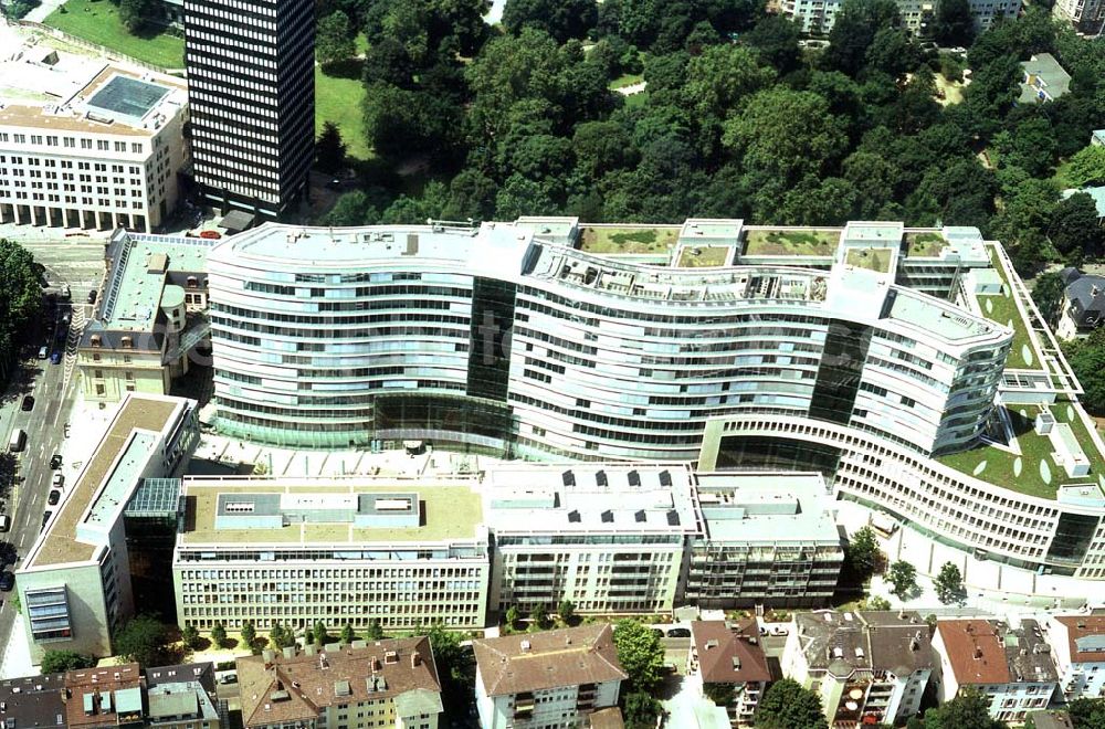 Aerial photograph Frankfurt am Main - Büro- und Geschäftshauskomplex Frankfurter Welle der DIFA am Bankenviertel in Frankfurt / Main.