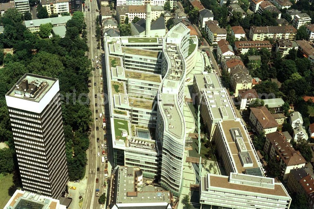 Aerial photograph Frankfurt am Main - Büro- und Geschäftshauskomplex Frankfurter Welle der DIFA am Bankenviertel in Frankfurt / Main.