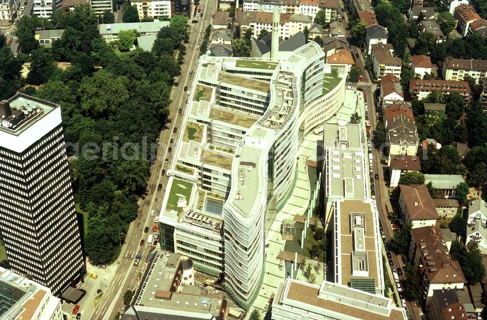 Frankfurt am Main from the bird's eye view: Büro- und Geschäftshauskomplex Frankfurter Welle der DIFA am Bankenviertel in Frankfurt / Main.