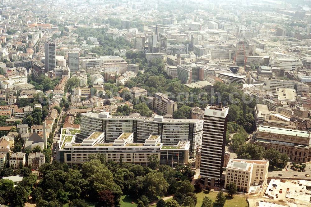 Aerial image Frankfurt am Main - Büro- und Geschäftshauskomplex Frankfurter Welle der DIFA am Bankenviertel in Frankfurt / Main.