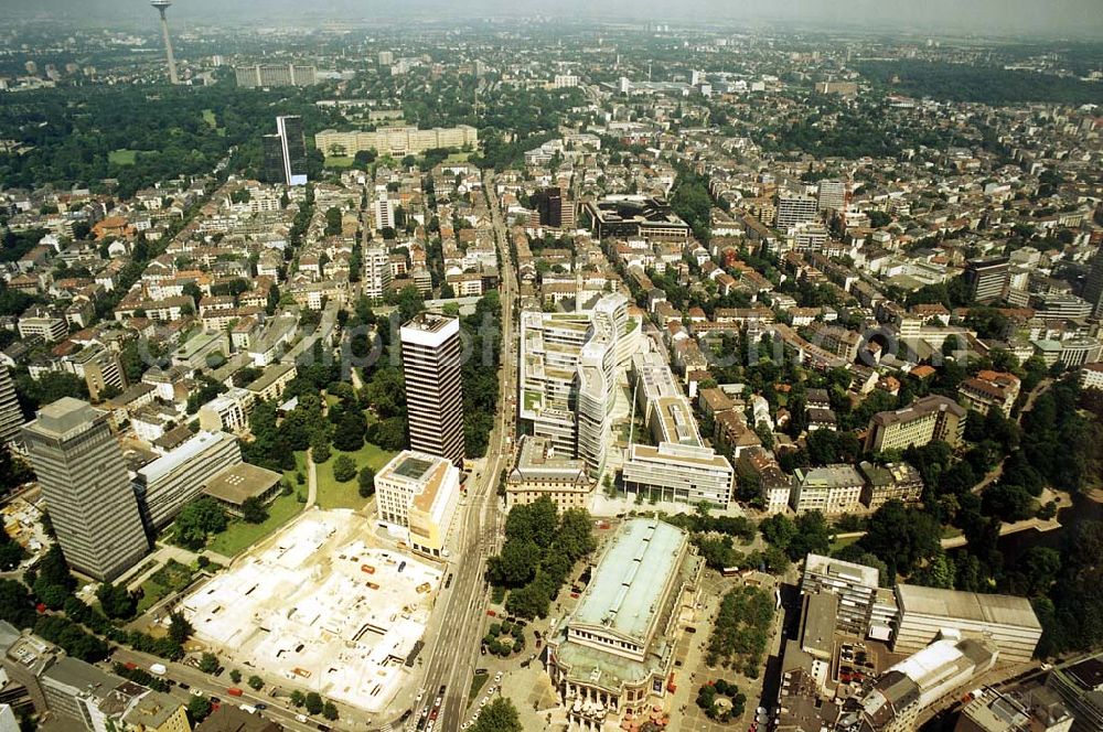 Aerial image Frankfurt am Main - Büro- und Geschäftshauskomplex Frankfurter Welle der DIFA am Bankenviertel in Frankfurt / Main.