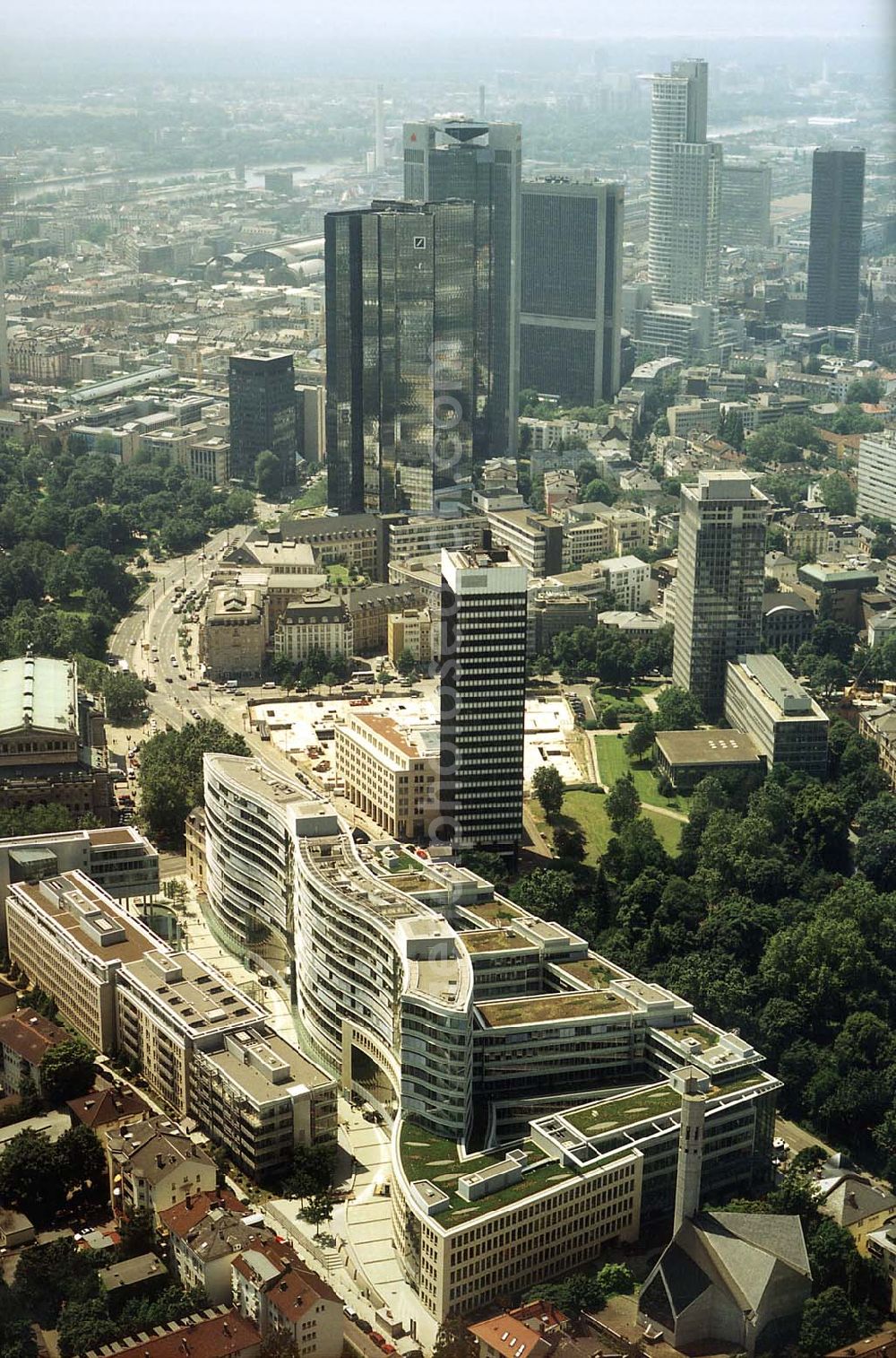 Frankfurt am Main from the bird's eye view: Büro- und Geschäftshauskomplex Frankfurter Welle der DIFA am Bankenviertel in Frankfurt / Main.