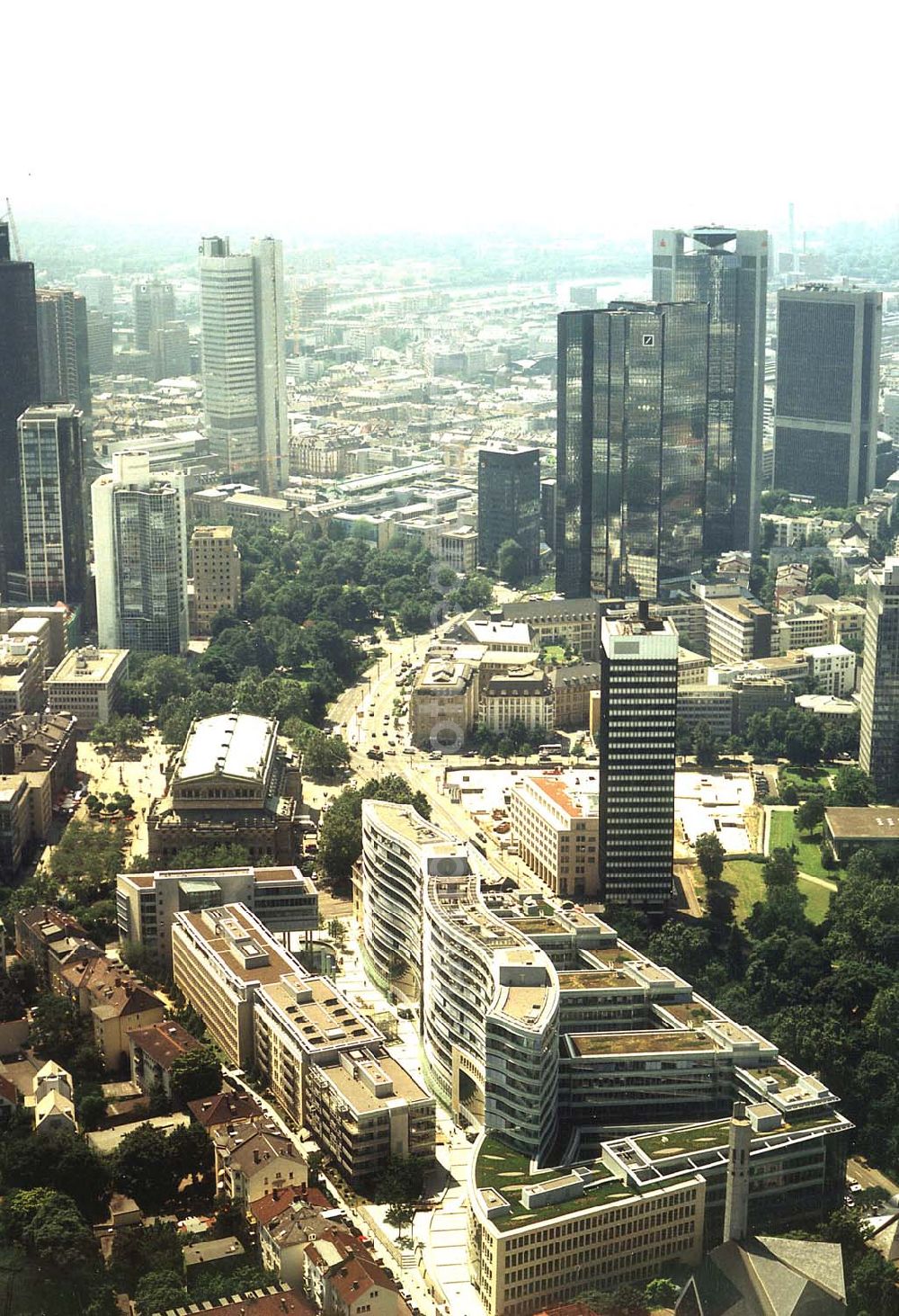 Aerial photograph Frankfurt am Main - Büro- und Geschäftshauskomplex Frankfurter Welle der DIFA am Bankenviertel in Frankfurt / Main.