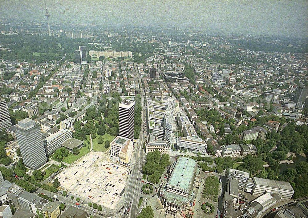 Frankfurt am Main from above - Büro- und Geschäftshauskomplex Frankfurter Welle der DIFA am Bankenviertel in Frankfurt / Main.