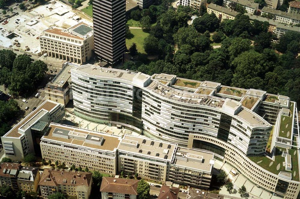 Aerial image Frankfurt am Main - Büro- und Geschäftshauskomplex Frankfurter Welle der DIFA am Bankenviertel in Frankfurt / Main.