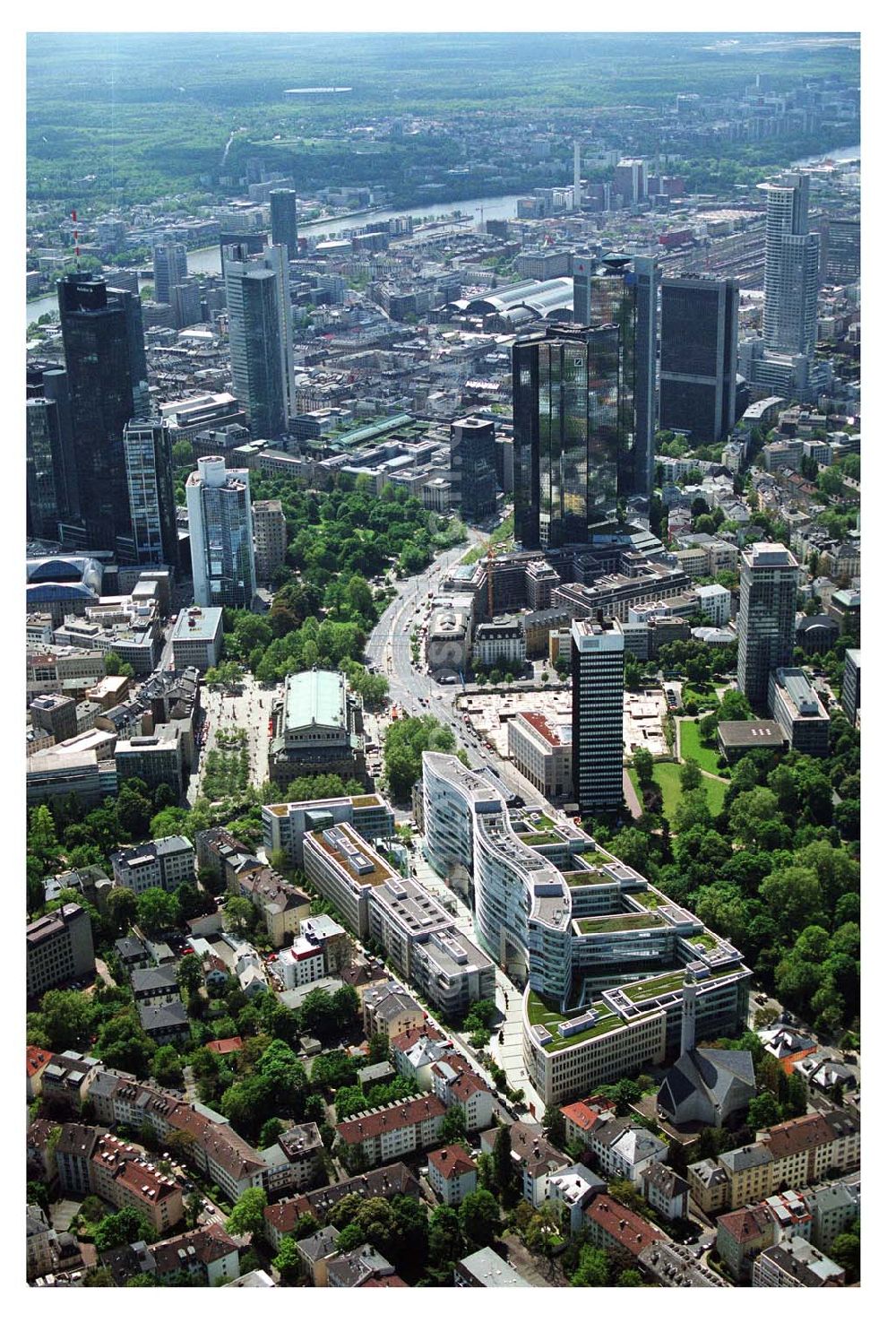 Frankfurt am Main from above - Büro- und Geschäftshauskomplex Frankfurter Welle der DIFA am Bankenviertel in Frankfurt / Main.