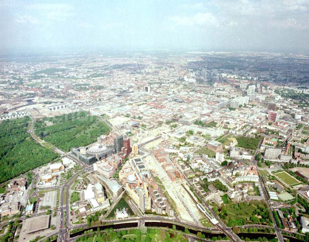 Aerial photograph Berlin - Tiergarten - Büro- und Geschäftshauskomplex der HVB - Immobilienmanagement GmbH am Potsdamer Platz in Berlin - Tiergarten / Mitte.