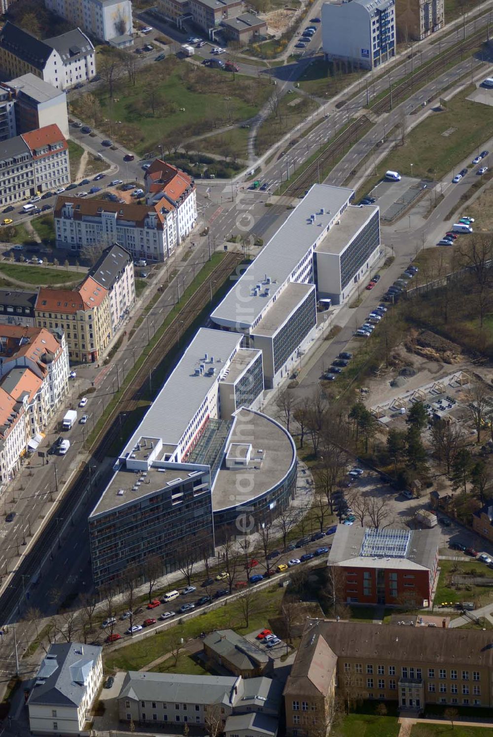 Aerial photograph Leipzig - Blick auf einen Büro- und Geschäftshauskomplex an der Prager Strasse in Leipzig - Reudnitz.