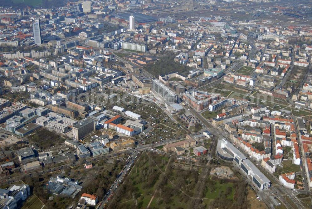 Aerial photograph Leipzig - Blick auf einen Büro- und Geschäftshauskomplex an der Prager Strasse in Leipzig - Reudnitz.