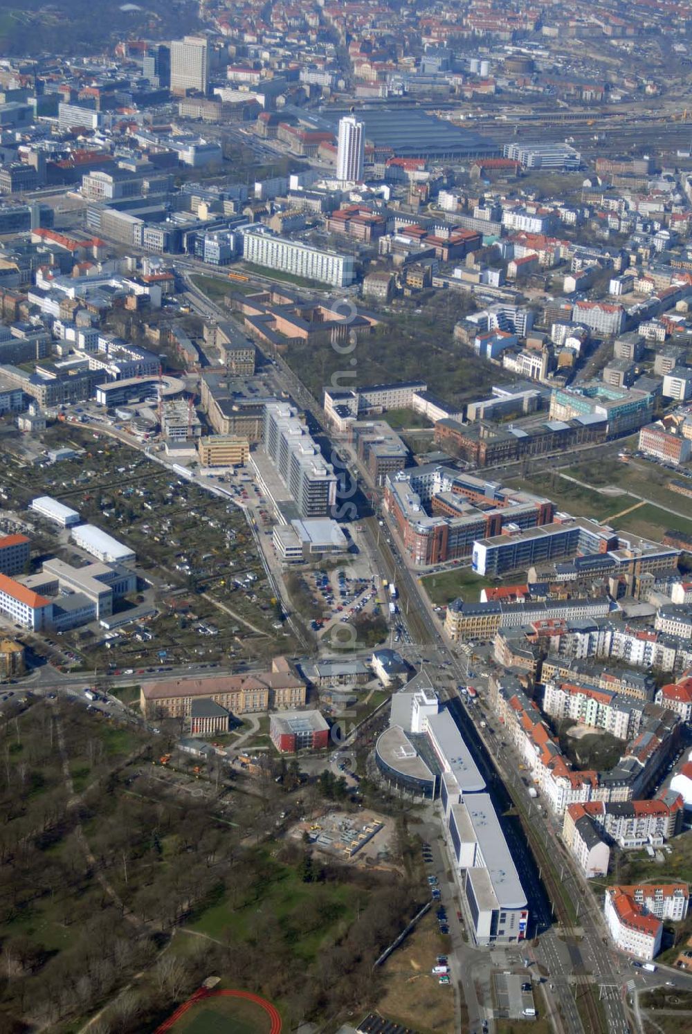 Leipzig from above - Blick auf einen Büro- und Geschäftshauskomplex an der Prager Strasse in Leipzig - Reudnitz.