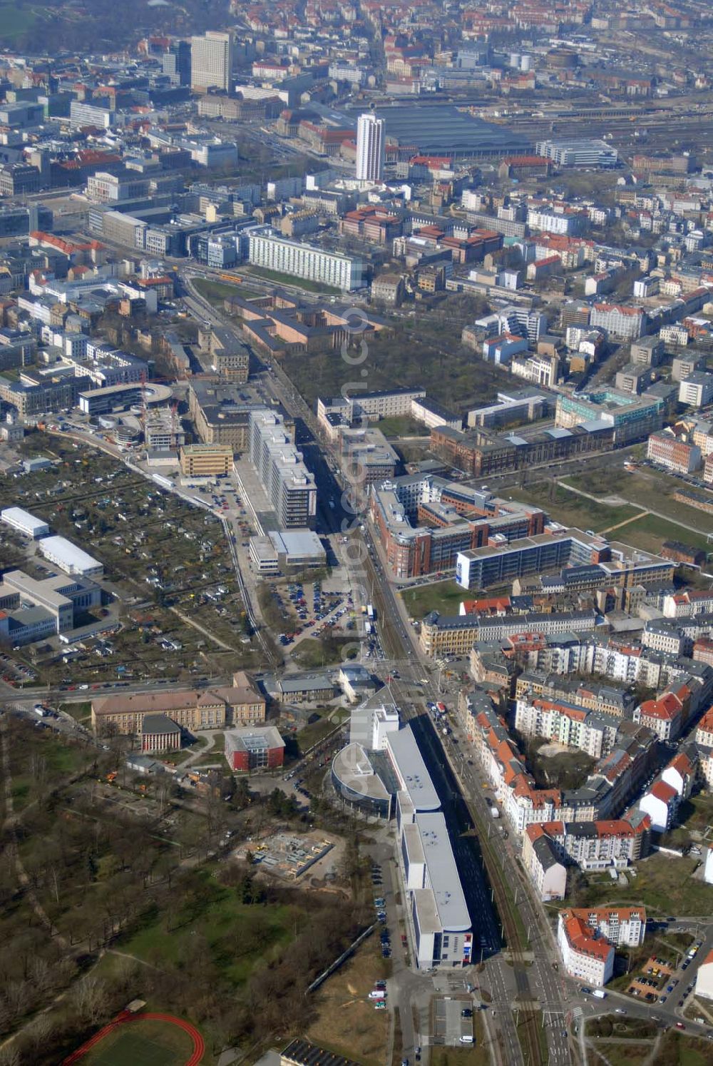 Leipzig from the bird's eye view: Blick auf einen Büro- und Geschäftshauskomplex an der Prager Strasse in Leipzig - Reudnitz.