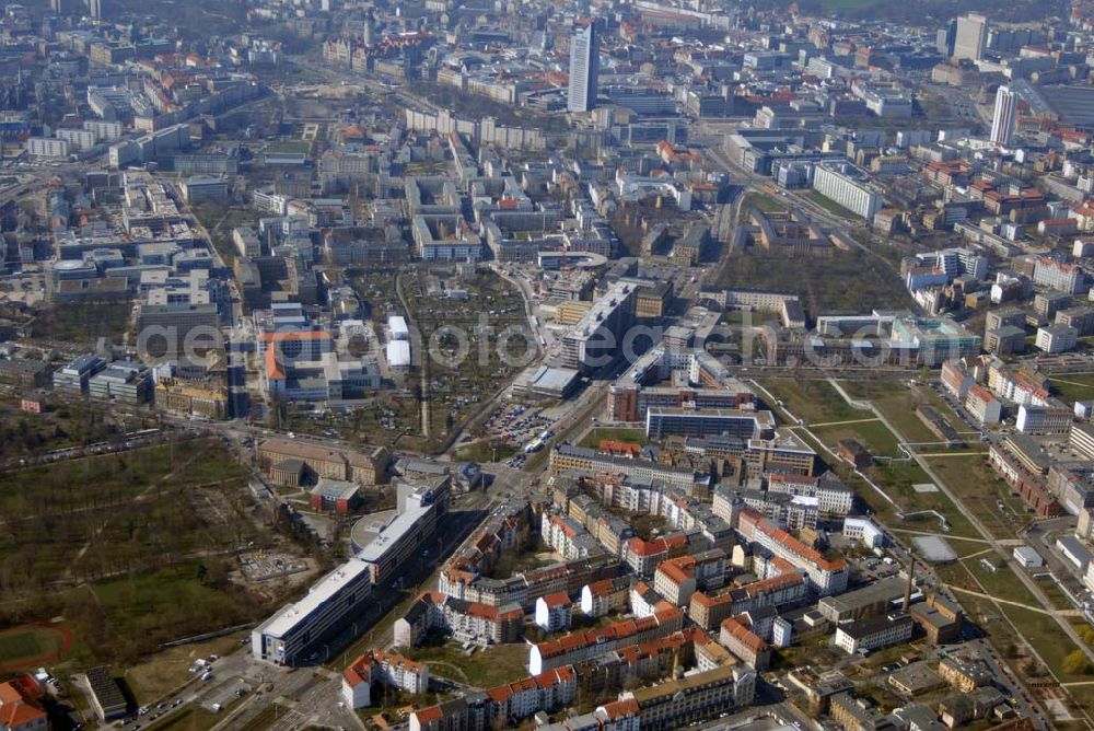 Aerial photograph Leipzig - Blick auf einen Büro- und Geschäftshauskomplex an der Prager Strasse in Leipzig - Reudnitz.