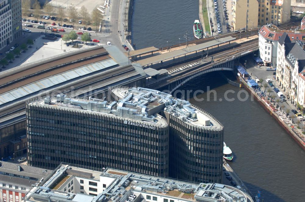 Aerial photograph Berlin - Blick auf den fertigen Büro- und Geschäftshauskomplex Spreedreieck, umsäumt von Spree, Friedrichstraße und S-Bahnhof. View of the completed office and commercial complex Spree triangle, surrounded by the Spree, and S-Bahnhof Friedrichstrasse.