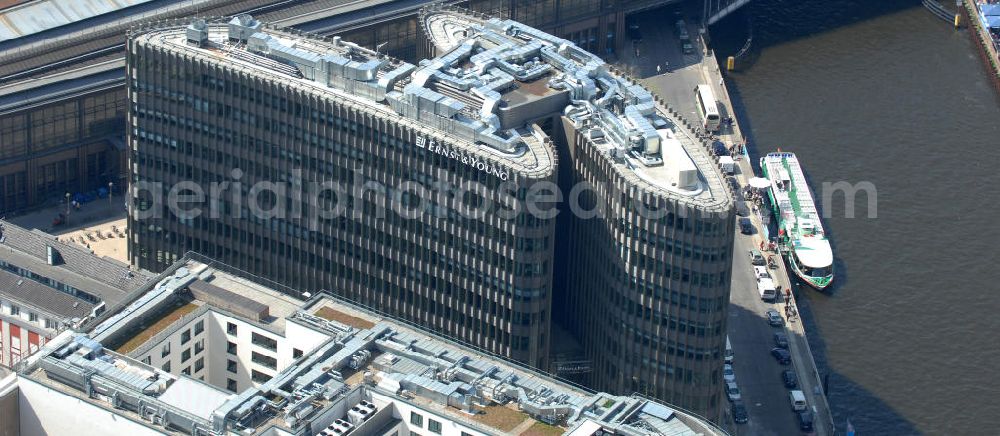 Berlin from above - Blick auf den fertigen Büro- und Geschäftshauskomplex Spreedreieck, umsäumt von Spree, Friedrichstraße und S-Bahnhof. View of the completed office and commercial complex Spree triangle, surrounded by the Spree, and S-Bahnhof Friedrichstrasse.