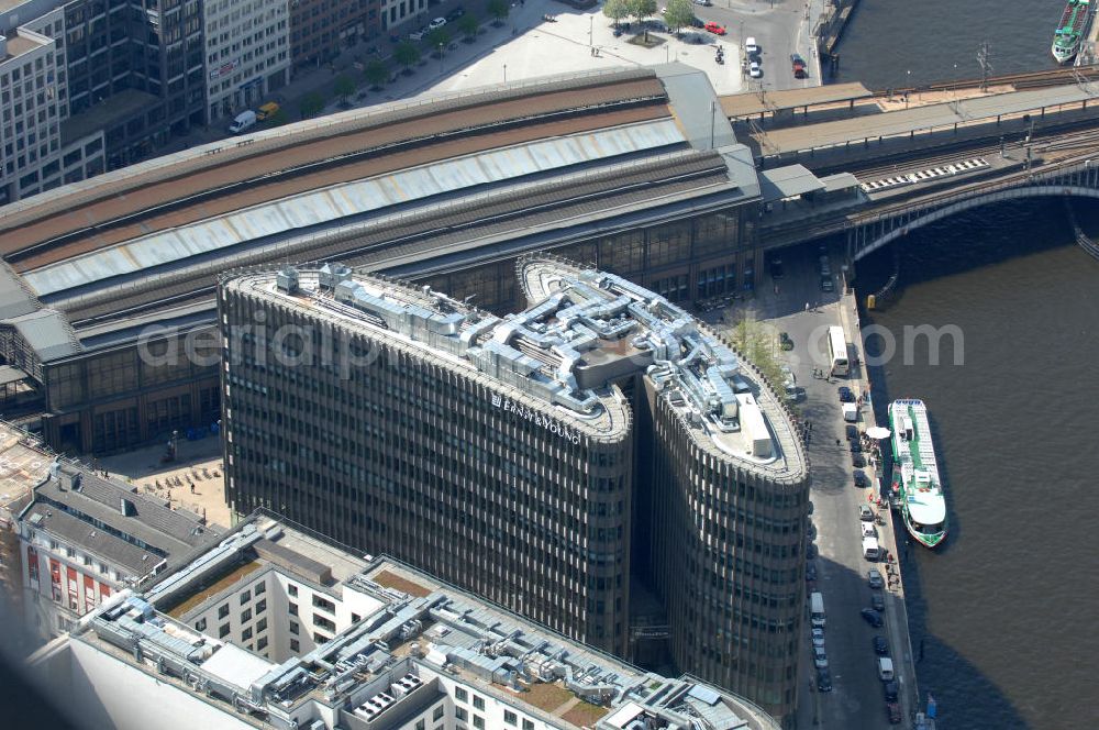 Berlin from the bird's eye view: Blick auf den fertigen Büro- und Geschäftshauskomplex Spreedreieck, umsäumt von Spree, Friedrichstraße und S-Bahnhof. View of the completed office and commercial complex Spree triangle, surrounded by the Spree, and S-Bahnhof Friedrichstrasse.