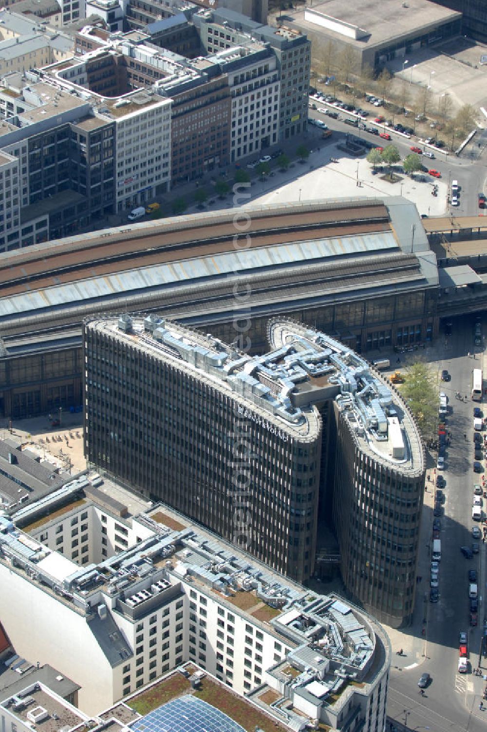 Aerial image Berlin - Blick auf den fertigen Büro- und Geschäftshauskomplex Spreedreieck, umsäumt von Spree, Friedrichstraße und S-Bahnhof. View of the completed office and commercial complex Spree triangle, surrounded by the Spree, and S-Bahnhof Friedrichstrasse.