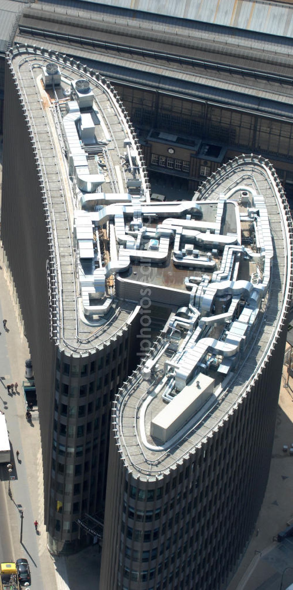 Aerial photograph Berlin - Blick auf den fertigen Büro- und Geschäftshauskomplex Spreedreieck, umsäumt von Spree, Friedrichstraße und S-Bahnhof. View of the completed office and commercial complex Spree triangle, surrounded by the Spree, and S-Bahnhof Friedrichstrasse.