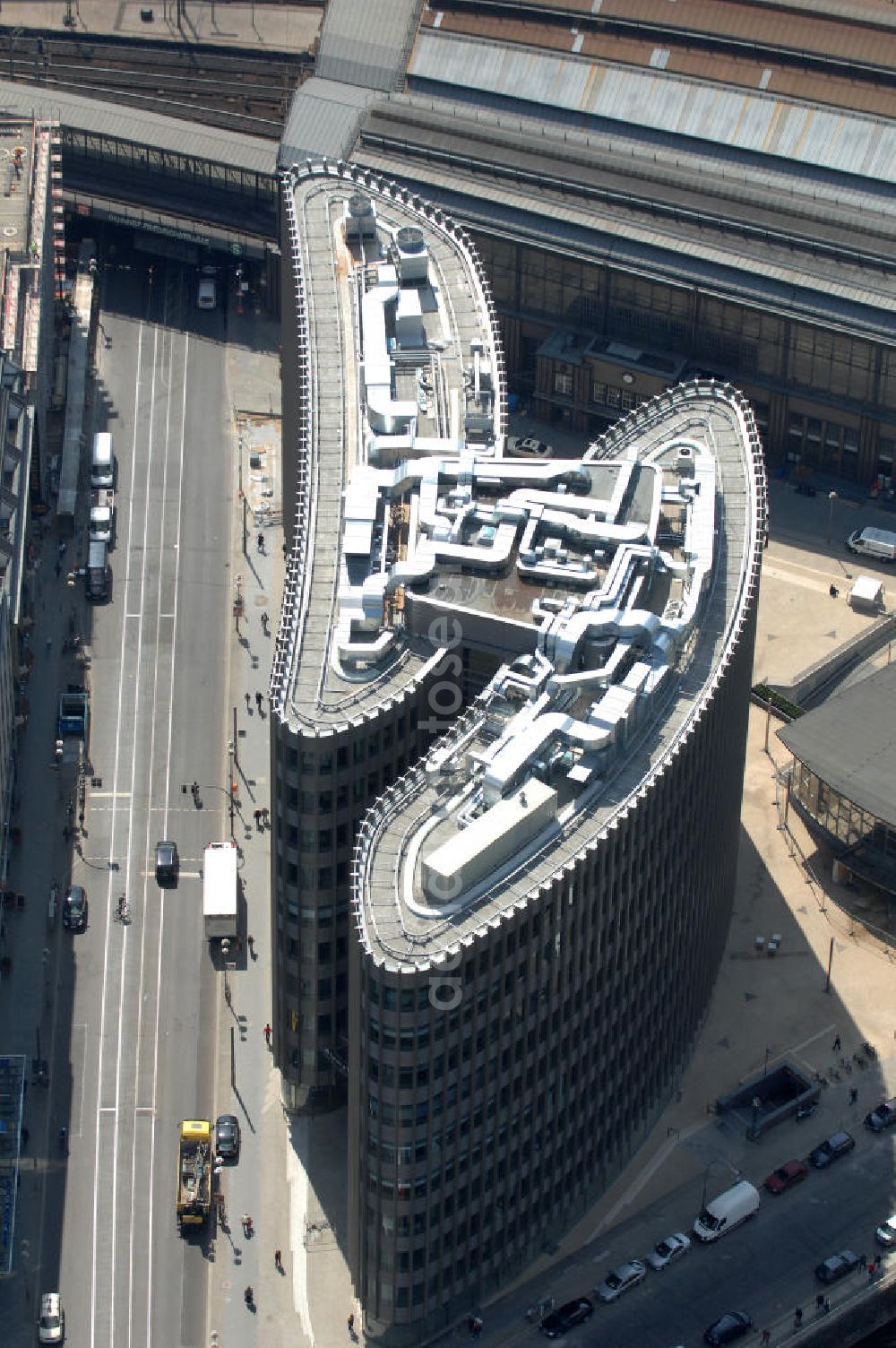 Berlin from above - Blick auf den fertigen Büro- und Geschäftshauskomplex Spreedreieck, umsäumt von Spree, Friedrichstraße und S-Bahnhof. View of the completed office and commercial complex Spree triangle, surrounded by the Spree, and S-Bahnhof Friedrichstrasse.