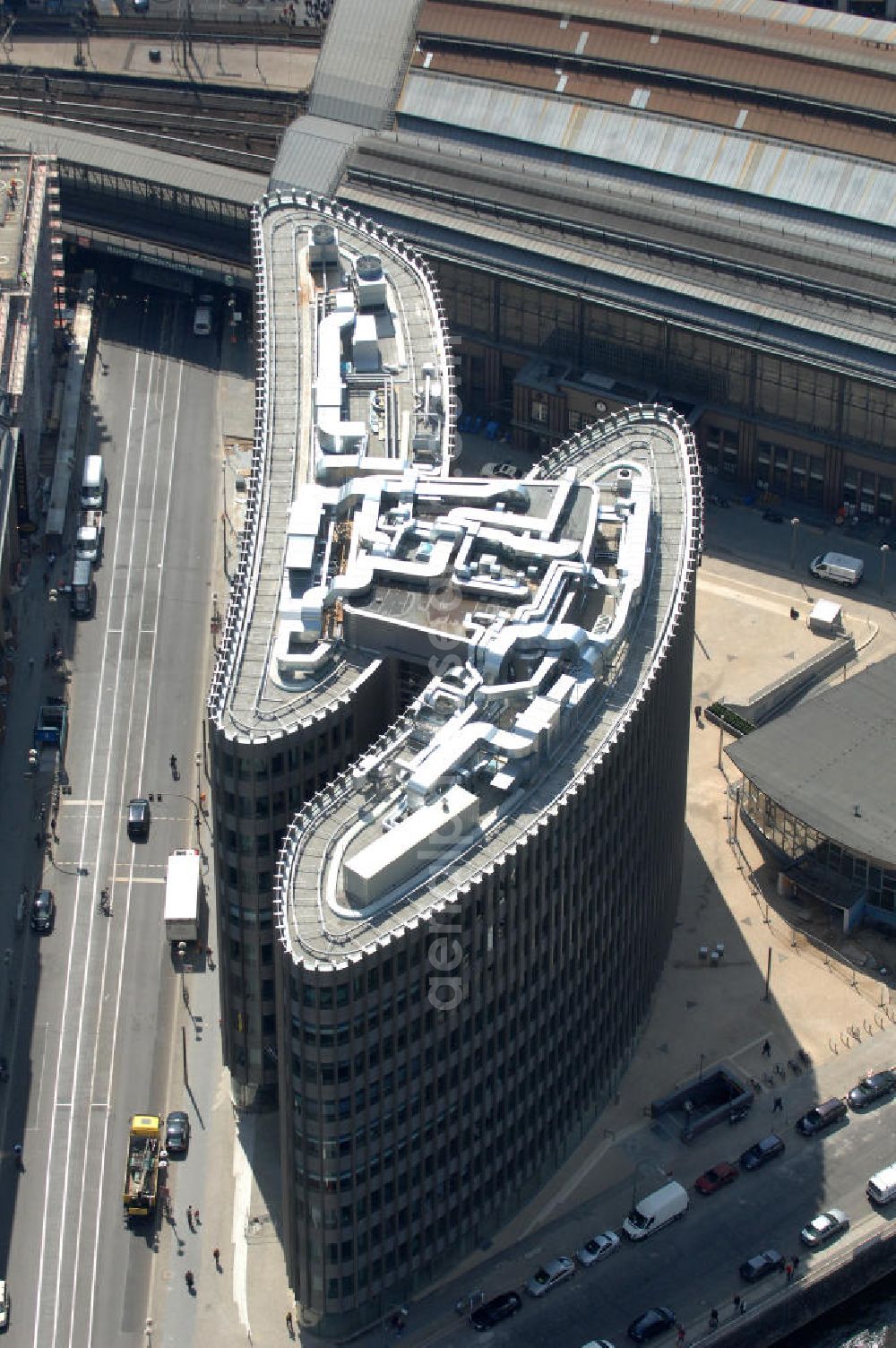 Berlin from the bird's eye view: Blick auf den fertigen Büro- und Geschäftshauskomplex Spreedreieck, umsäumt von Spree, Friedrichstraße und S-Bahnhof. View of the completed office and commercial complex Spree triangle, surrounded by the Spree, and S-Bahnhof Friedrichstrasse.