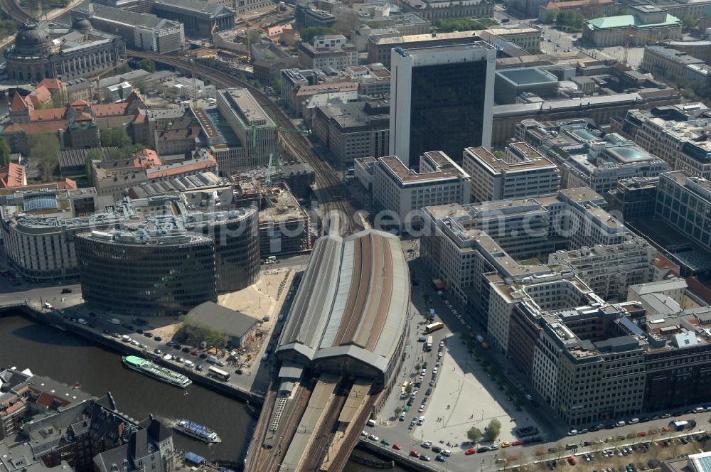 Aerial image Berlin - Blick auf den fertigen Büro- und Geschäftshauskomplex Spreedreieck, umsäumt von Spree, Friedrichstraße und S-Bahnhof. View of the completed office and commercial complex Spree triangle, surrounded by the Spree, and S-Bahnhof Friedrichstrasse.