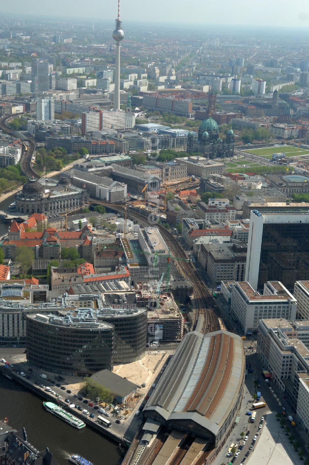 Aerial photograph Berlin - Blick auf den fertigen Büro- und Geschäftshauskomplex Spreedreieck, umsäumt von Spree, Friedrichstraße und S-Bahnhof. View of the completed office and commercial complex Spree triangle, surrounded by the Spree, and S-Bahnhof Friedrichstrasse.