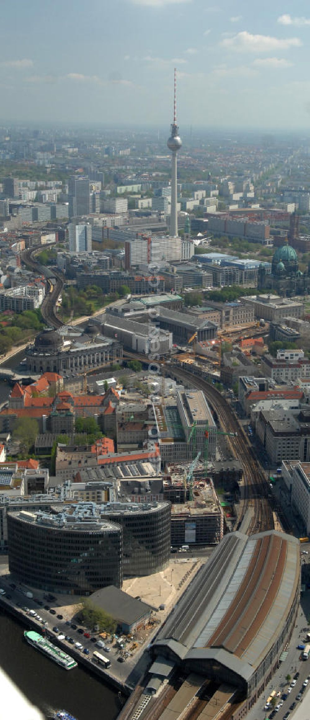 Berlin from above - Blick auf den fertigen Büro- und Geschäftshauskomplex Spreedreieck, umsäumt von Spree, Friedrichstraße und S-Bahnhof. View of the completed office and commercial complex Spree triangle, surrounded by the Spree, and S-Bahnhof Friedrichstrasse.