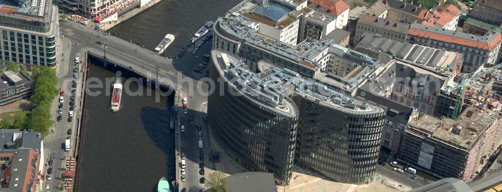 Berlin from the bird's eye view: Blick auf den fertigen Büro- und Geschäftshauskomplex Spreedreieck, umsäumt von Spree, Friedrichstraße und S-Bahnhof. View of the completed office and commercial complex Spree triangle, surrounded by the Spree, and S-Bahnhof Friedrichstrasse.