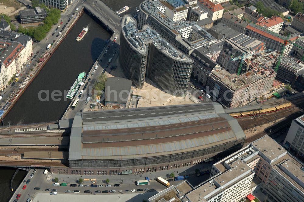 Aerial image Berlin - Blick auf den fertigen Büro- und Geschäftshauskomplex Spreedreieck, umsäumt von Spree, Friedrichstraße und S-Bahnhof. View of the completed office and commercial complex Spree triangle, surrounded by the Spree, and S-Bahnhof Friedrichstrasse.