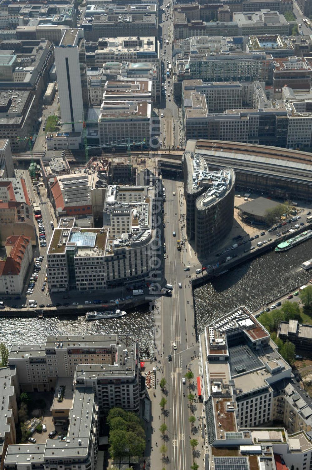 Aerial photograph Berlin - Blick auf den fertigen Büro- und Geschäftshauskomplex Spreedreieck, umsäumt von Spree, Friedrichstraße und S-Bahnhof. View of the completed office and commercial complex Spree triangle, surrounded by the Spree, and S-Bahnhof Friedrichstrasse.