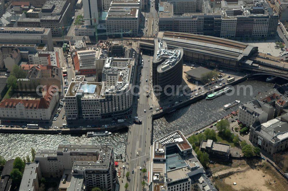 Berlin from above - Blick auf den fertigen Büro- und Geschäftshauskomplex Spreedreieck, umsäumt von Spree, Friedrichstraße und S-Bahnhof. View of the completed office and commercial complex Spree triangle, surrounded by the Spree, and S-Bahnhof Friedrichstrasse.