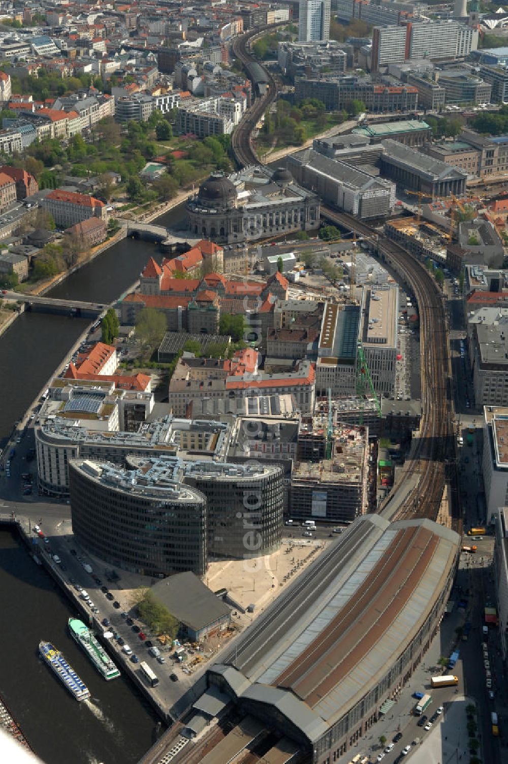 Berlin from the bird's eye view: Blick auf den fertigen Büro- und Geschäftshauskomplex Spreedreieck, umsäumt von Spree, Friedrichstraße und S-Bahnhof. View of the completed office and commercial complex Spree triangle, surrounded by the Spree, and S-Bahnhof Friedrichstrasse.