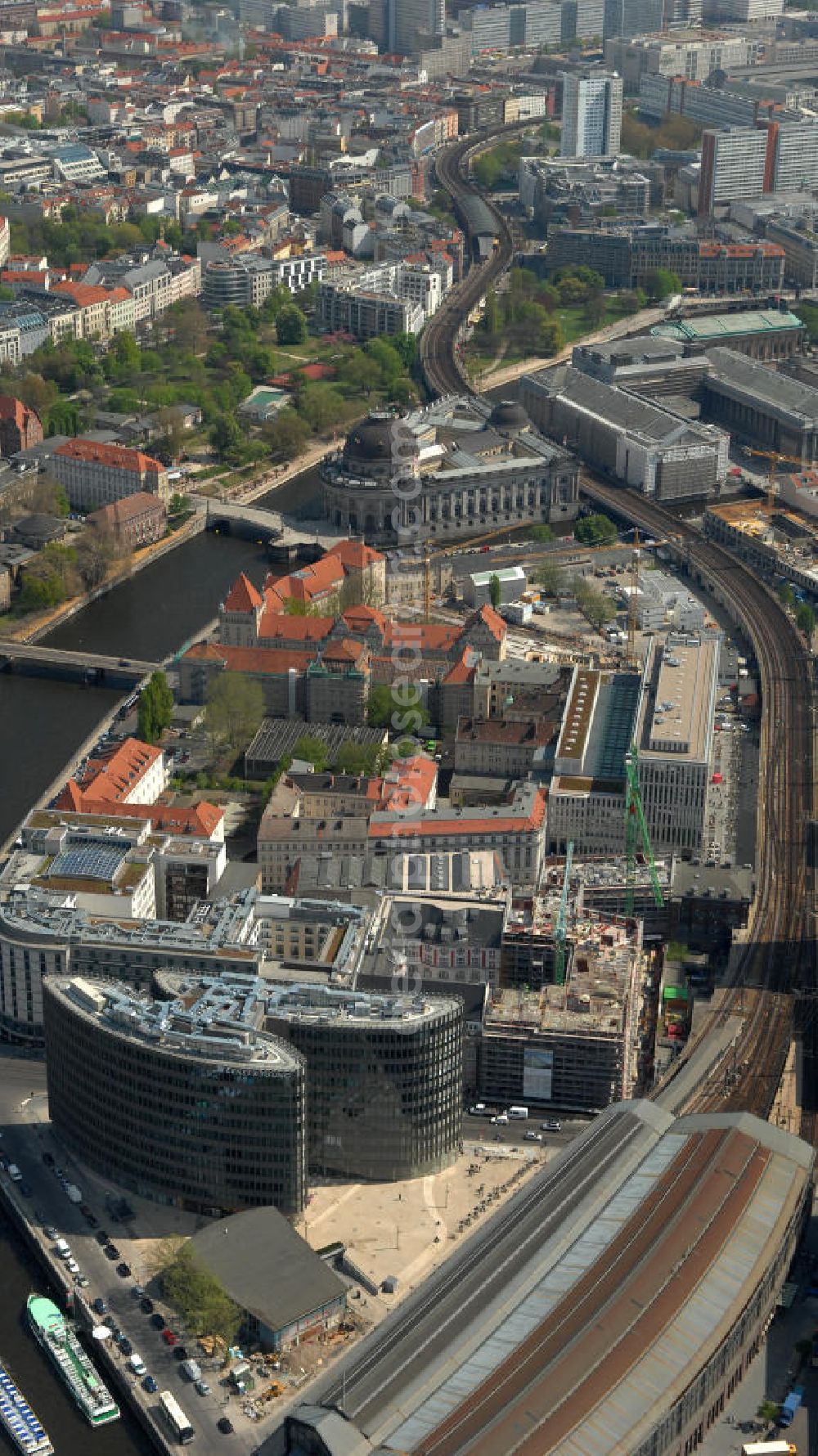 Aerial image Berlin - Blick auf den fertigen Büro- und Geschäftshauskomplex Spreedreieck, umsäumt von Spree, Friedrichstraße und S-Bahnhof. View of the completed office and commercial complex Spree triangle, surrounded by the Spree, and S-Bahnhof Friedrichstrasse.