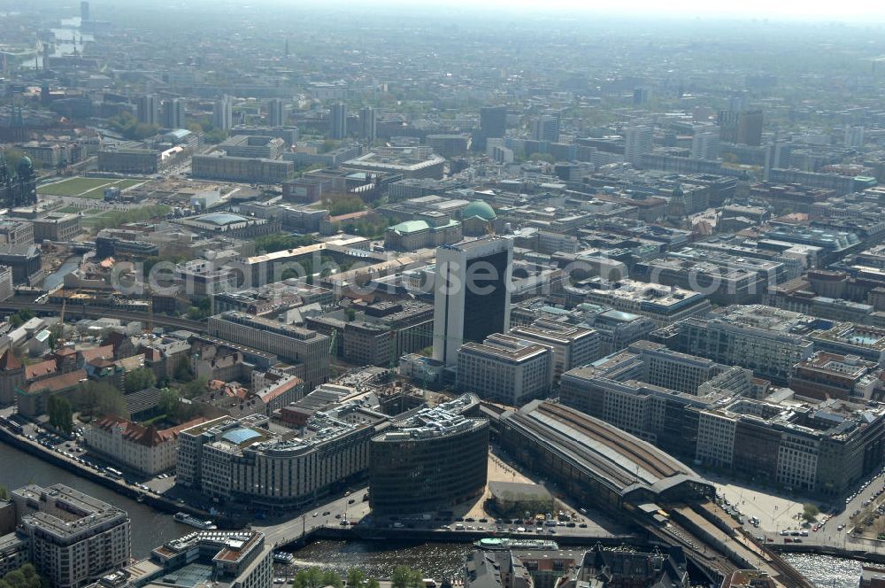 Aerial photograph Berlin - Blick auf den fertigen Büro- und Geschäftshauskomplex Spreedreieck, umsäumt von Spree, Friedrichstraße und S-Bahnhof. View of the completed office and commercial complex Spree triangle, surrounded by the Spree, and S-Bahnhof Friedrichstrasse.