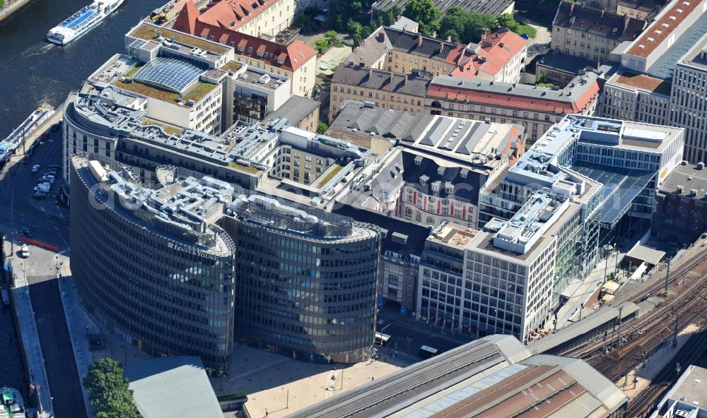 Berlin Mitte from above - Blick auf den fertigen Büro- und Geschäftshauskomplex Spreedreieck, umsäumt von Spree, Friedrichstraße und S-Bahnhof. View of the completed office and commercial complex Spree triangle, surrounded by the Spree, and S-Bahnhof Friedrichstrasse.