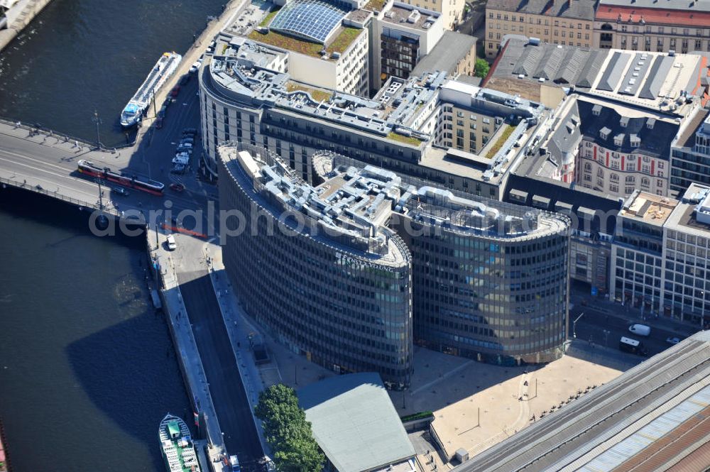 Berlin Mitte from the bird's eye view: Blick auf den fertigen Büro- und Geschäftshauskomplex Spreedreieck, umsäumt von Spree, Friedrichstraße und S-Bahnhof. View of the completed office and commercial complex Spree triangle, surrounded by the Spree, and S-Bahnhof Friedrichstrasse.