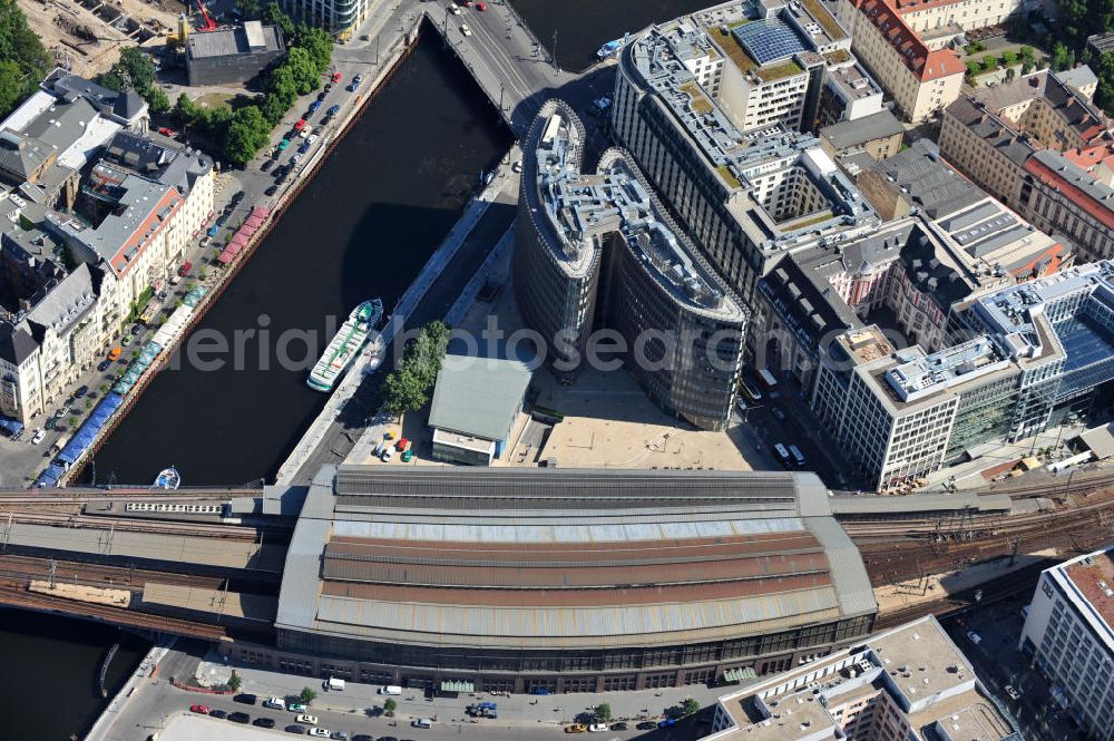 Aerial image Berlin Mitte - Blick auf den fertigen Büro- und Geschäftshauskomplex Spreedreieck, umsäumt von Spree, Friedrichstraße und S-Bahnhof. View of the completed office and commercial complex Spree triangle, surrounded by the Spree, and S-Bahnhof Friedrichstrasse.