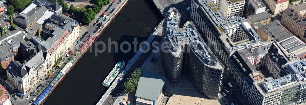 Aerial photograph Berlin Mitte - Blick auf den fertigen Büro- und Geschäftshauskomplex Spreedreieck, umsäumt von Spree, Friedrichstraße und S-Bahnhof. View of the completed office and commercial complex Spree triangle, surrounded by the Spree, and S-Bahnhof Friedrichstrasse.