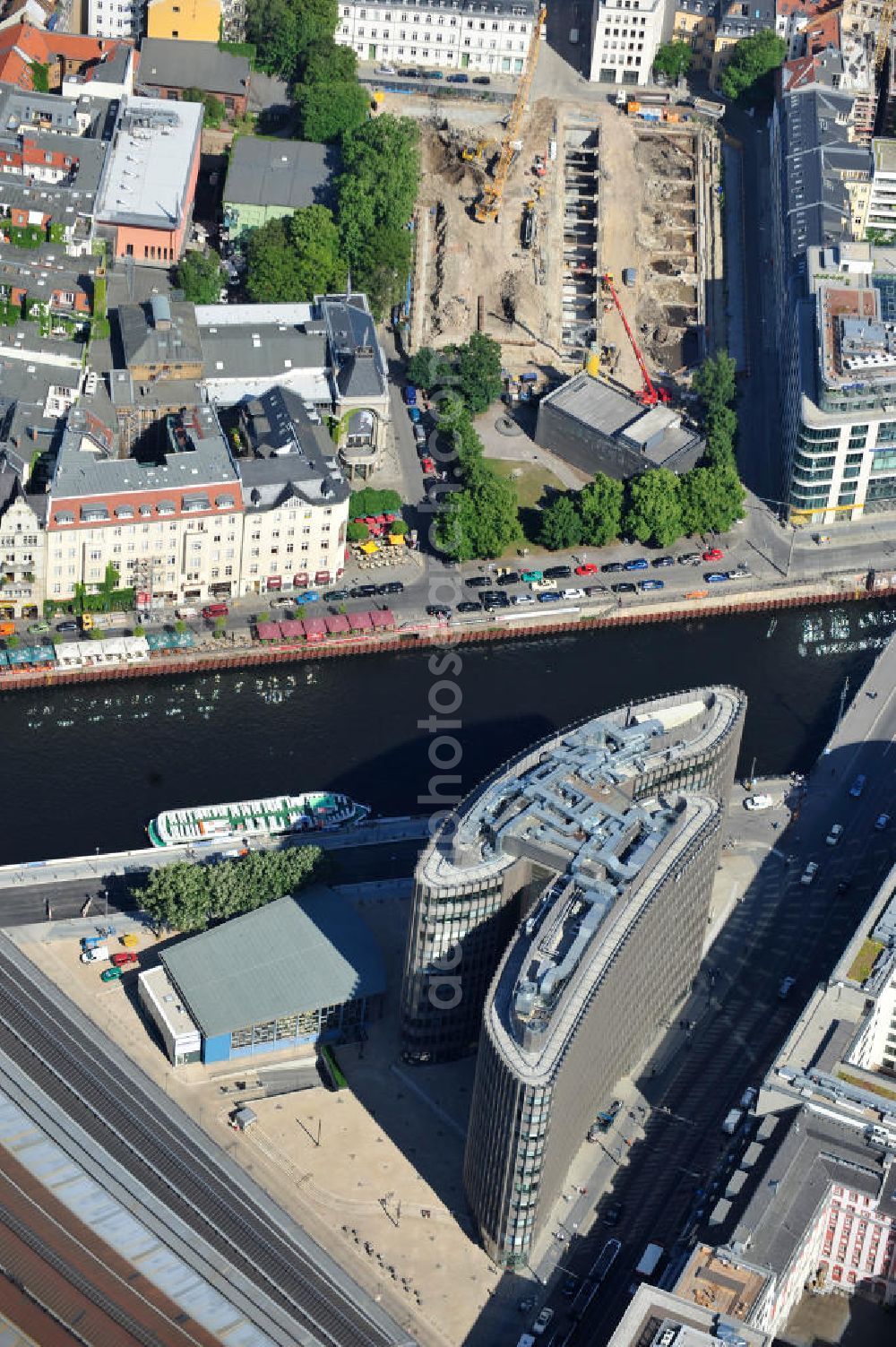 Berlin Mitte from above - Blick auf den fertigen Büro- und Geschäftshauskomplex Spreedreieck, umsäumt von Spree, Friedrichstraße und S-Bahnhof. View of the completed office and commercial complex Spree triangle, surrounded by the Spree, and S-Bahnhof Friedrichstrasse.