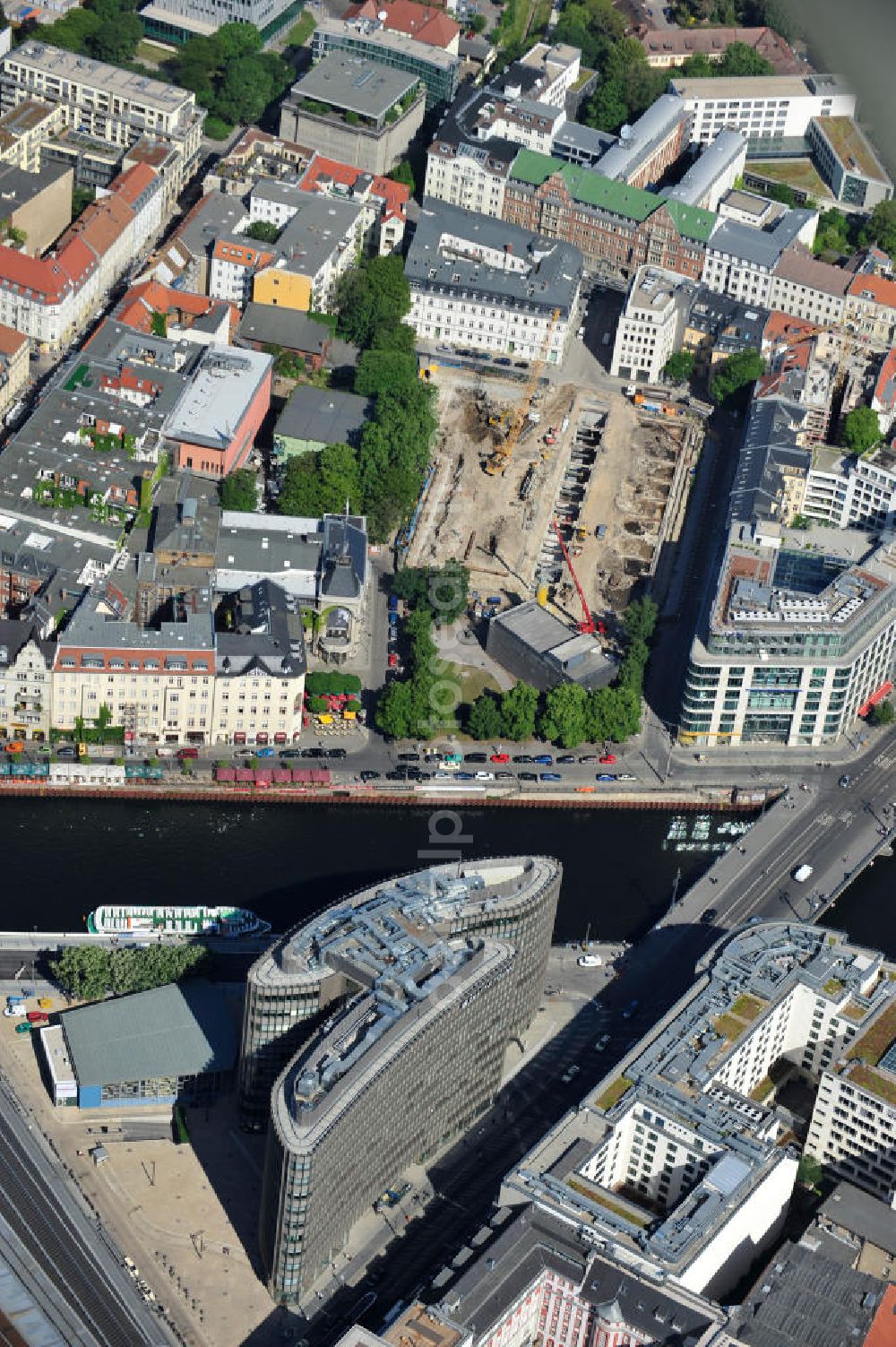 Berlin Mitte from the bird's eye view: Blick auf den fertigen Büro- und Geschäftshauskomplex Spreedreieck, umsäumt von Spree, Friedrichstraße und S-Bahnhof. View of the completed office and commercial complex Spree triangle, surrounded by the Spree, and S-Bahnhof Friedrichstrasse.