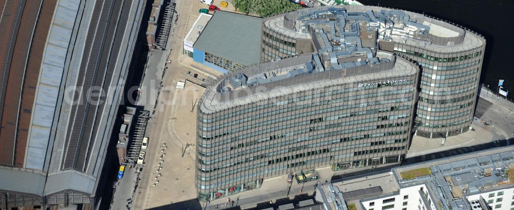 Aerial image Berlin Mitte - Blick auf den fertigen Büro- und Geschäftshauskomplex Spreedreieck, umsäumt von Spree, Friedrichstraße und S-Bahnhof. View of the completed office and commercial complex Spree triangle, surrounded by the Spree, and S-Bahnhof Friedrichstrasse.