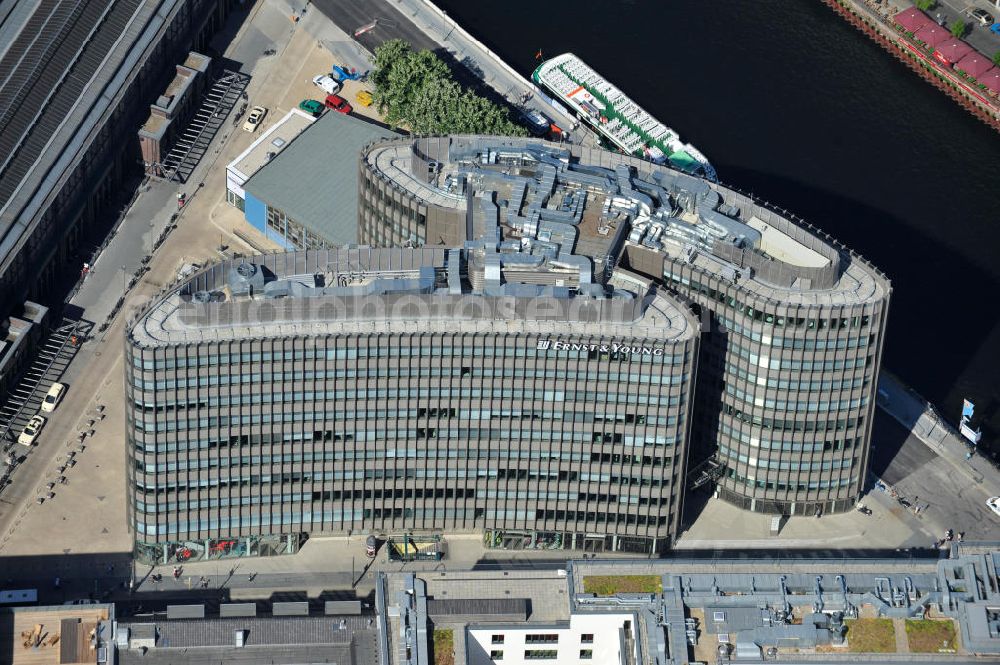 Aerial photograph Berlin Mitte - Blick auf den fertigen Büro- und Geschäftshauskomplex Spreedreieck, umsäumt von Spree, Friedrichstraße und S-Bahnhof. View of the completed office and commercial complex Spree triangle, surrounded by the Spree, and S-Bahnhof Friedrichstrasse.