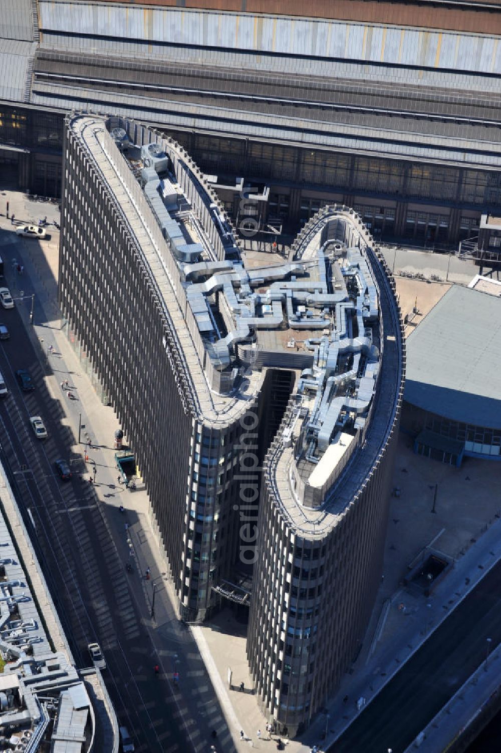 Berlin Mitte from above - Blick auf den fertigen Büro- und Geschäftshauskomplex Spreedreieck, umsäumt von Spree, Friedrichstraße und S-Bahnhof. View of the completed office and commercial complex Spree triangle, surrounded by the Spree, and S-Bahnhof Friedrichstrasse.