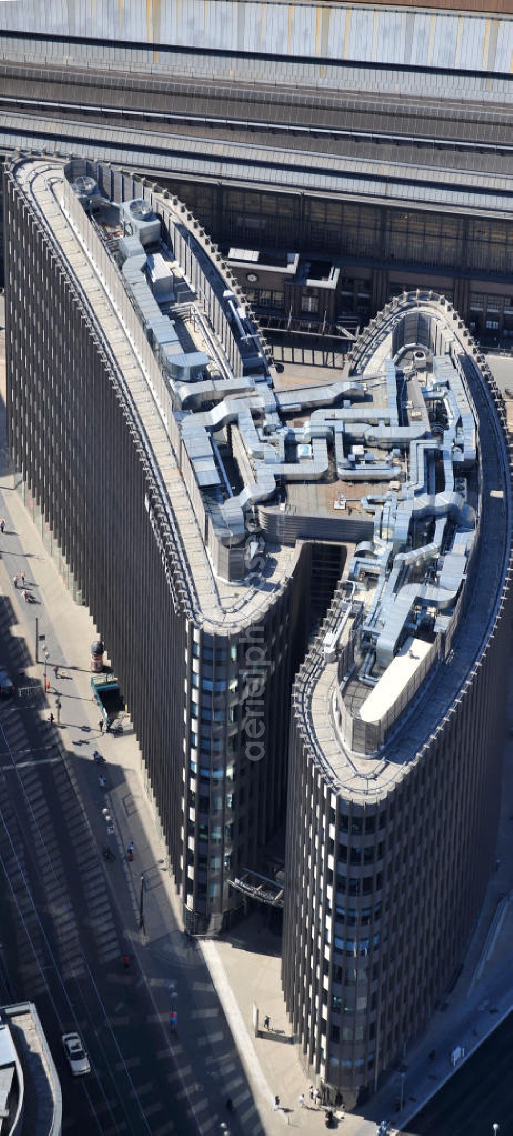 Berlin Mitte from the bird's eye view: Blick auf den fertigen Büro- und Geschäftshauskomplex Spreedreieck, umsäumt von Spree, Friedrichstraße und S-Bahnhof. View of the completed office and commercial complex Spree triangle, surrounded by the Spree, and S-Bahnhof Friedrichstrasse.